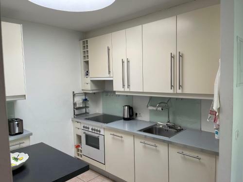 Moderner Stadtbungalow Mit 2 Terrassen Und Privatem Garten