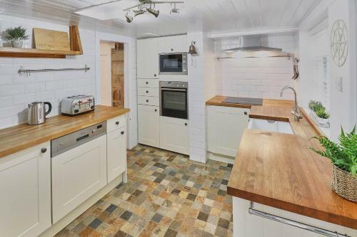 Host & Stay - Mast Cottage