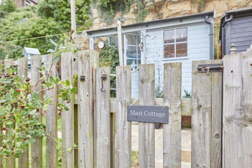 Host & Stay - Mast Cottage