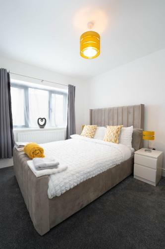 Entire Modern Home With Private Parking For 6/8 Persons