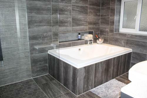 4 Bedroom Detached Holiday Home With Hot Tub