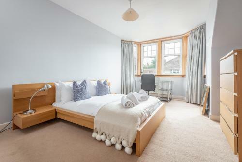 Spacious 4 Bedroom House - 5 Mins From Town Centre