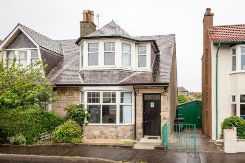 Spacious 4 Bedroom House - 5 Mins From Town Centre