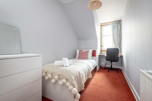 Spacious 4 Bedroom House - 5 Mins From Town Centre