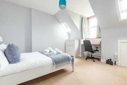 Spacious 4 Bedroom House - 5 Mins From Town Centre
