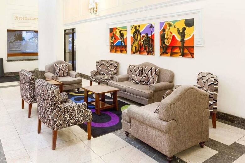 Hotel Wyndham Garden Baronne Plaza