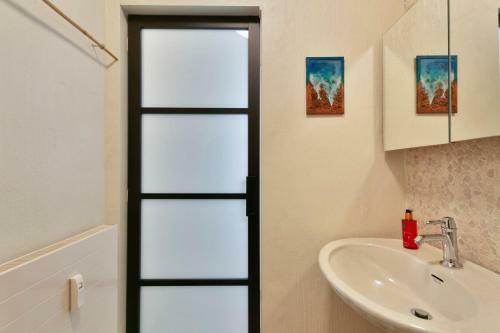 City Center Apartment - Only 50m From The Beach!