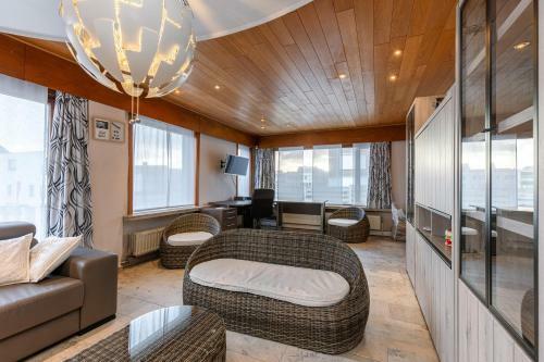 Spacious Villa Near The Beach