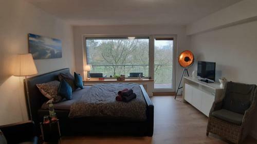 Modern City Apartment With Balcony And Nice Parc View