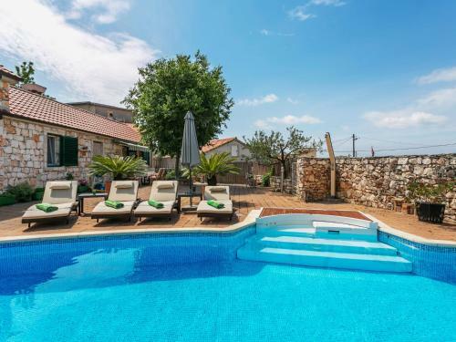 Chic Holiday Home In Marina With Private Swimming Pool