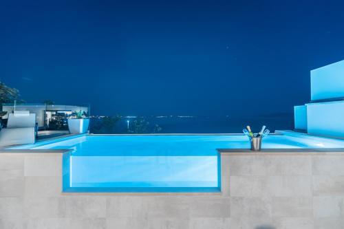 Villa Holiday Home The Boat With Rooftop Pool
