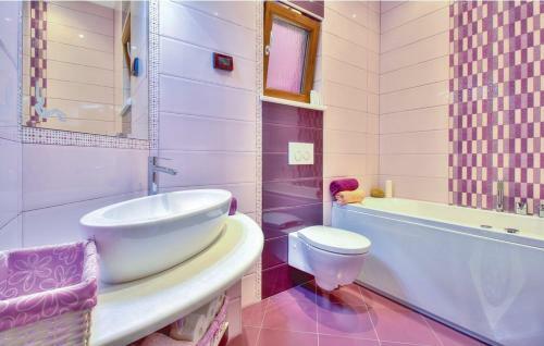Hostal Holiday Home M&e