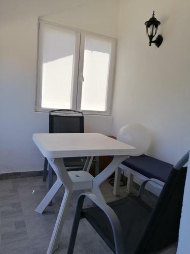 Apartment Happy 3, Pakostane