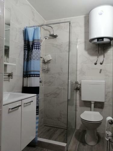Apartment Happy 3, Pakostane
