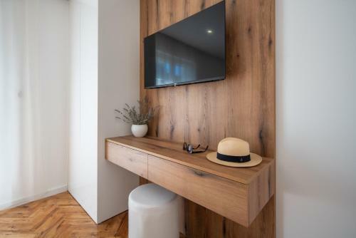 New! Luxury Garden Apartment