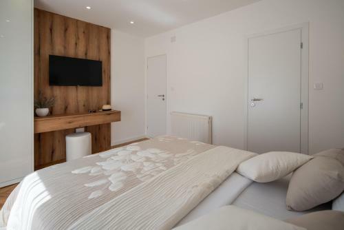 New! Luxury Garden Apartment
