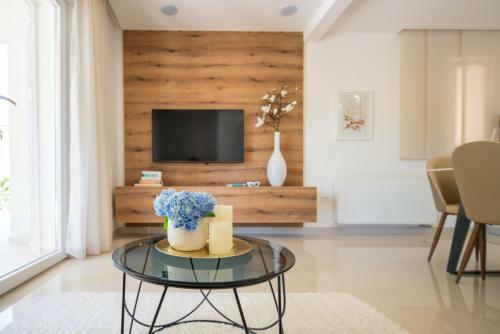 New! Luxury Garden Apartment