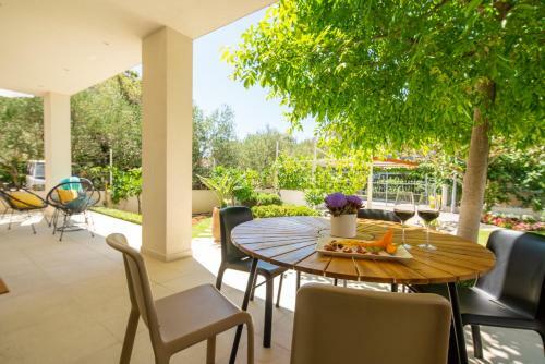 New! Luxury Garden Apartment