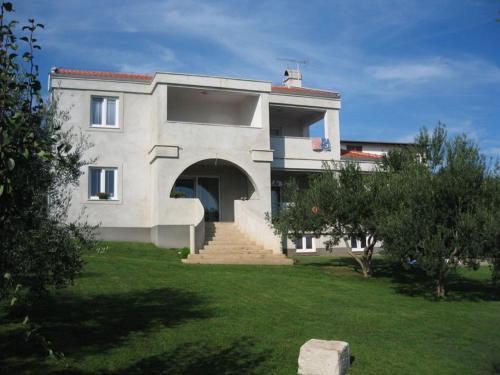 Spacious Apartment With Terrace Near The Beach