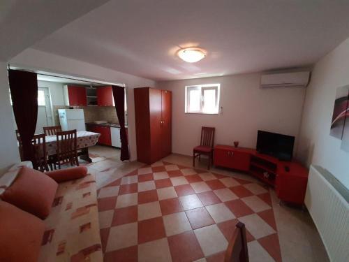 Spacious Apartment With Terrace Near The Beach