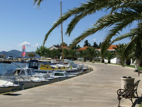 Spacious Apartment With Terrace Near The Beach