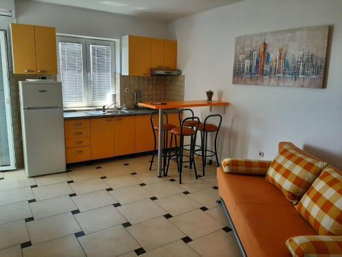 Nice Apartment With Covered Balcony And Sea View