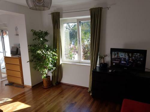Sunny Apartment 150 M From The Sea