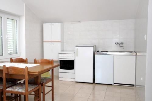 Apartments By The Sea Omis - 8334