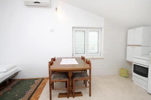 Apartments By The Sea Omis - 8334