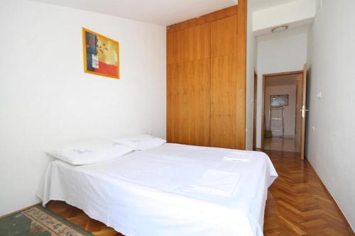 Apartments By The Sea Omis - 8334