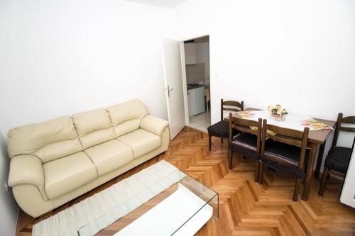 Apartments By The Sea Omis - 8334