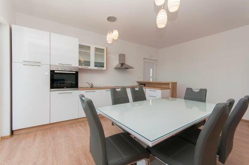 Apartman Mira- Omis