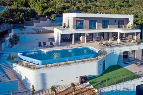 Luxurious Villa Ada; Hot Tub, Sauna, Gym, Pool
