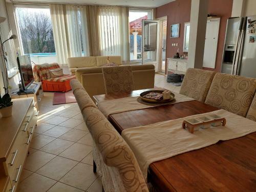 Villa Holiday Home Rajna