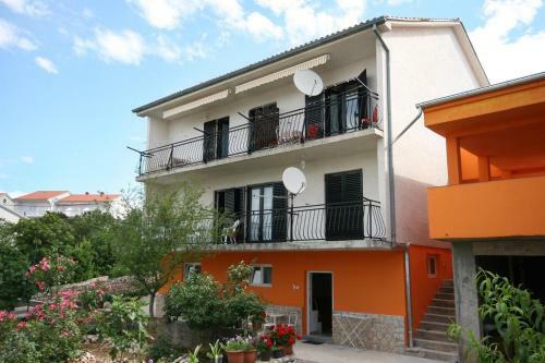 Apartments With A Parking Space Novi Vinodolski - 5514
