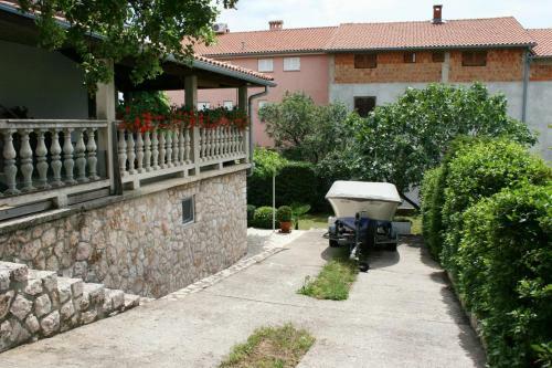 Apartments With A Parking Space Novi Vinodolski - 5529