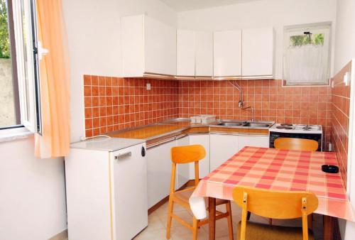 Apartments With A Parking Space Novi Vinodolski - 5587