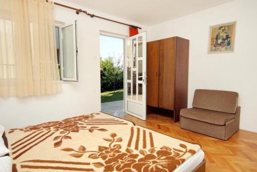 Apartments With A Parking Space Novi Vinodolski - 5587