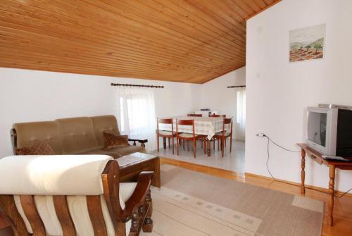 Apartments With A Parking Space Novi Vinodolski - 5587