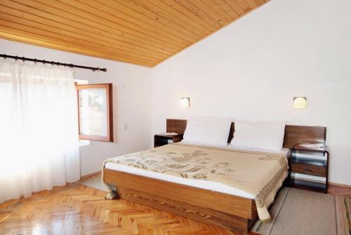 Apartments With A Parking Space Novi Vinodolski - 5587