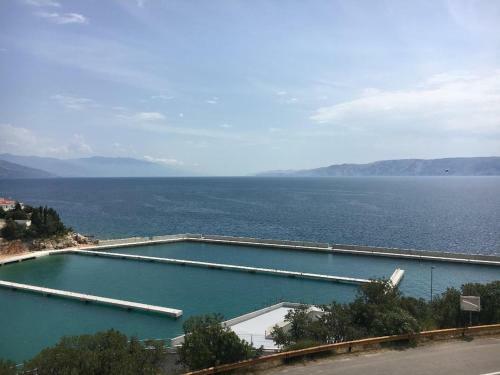 Apartments With A Parking Space Novi Vinodolski - 13159