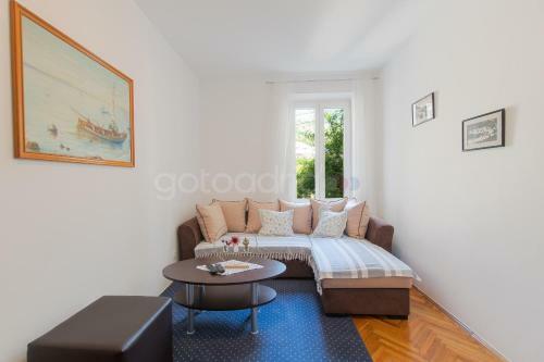 Seafront Apartment Mirta
