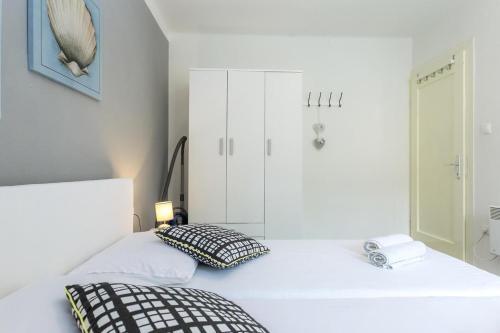 Seaside Holiday House Novalja, Pag - 17212