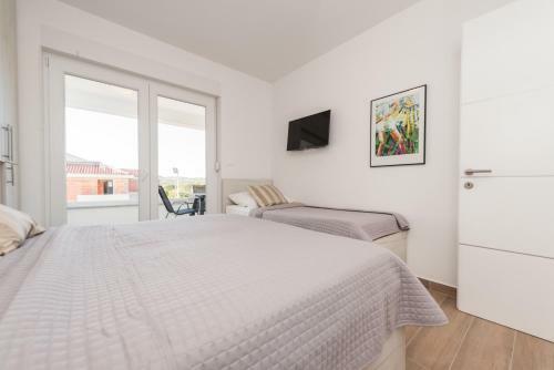 Dino 2 Luxury Apartment With Pool