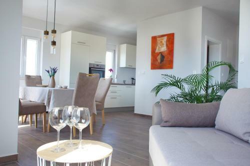 Retro & Fancy Apartments Lld