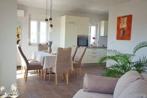 Retro & Fancy Apartments Lld
