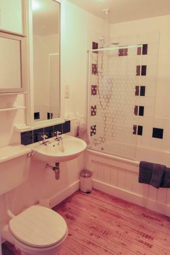 Apartment 12, Sea Wharf