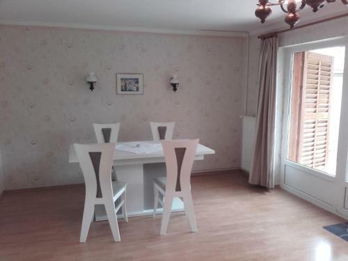 Gy�ngyvir�g Apartman