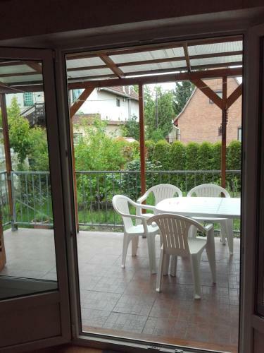 Gy�ngyvir�g Apartman