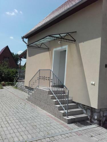 Gy�ngyvir�g Apartman